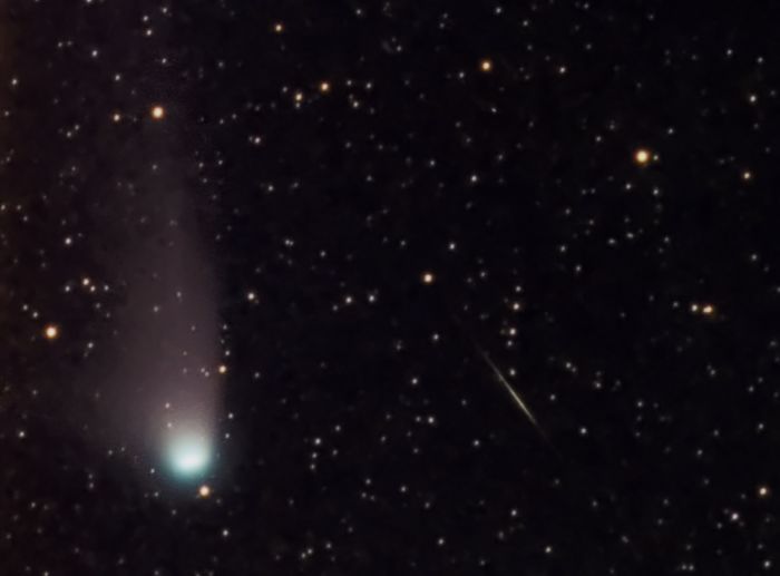 Meteor streaks past Comet C2001 Q4 NEAT